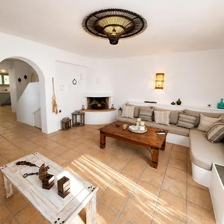 Spacious Cycladic House Near Logaras *
