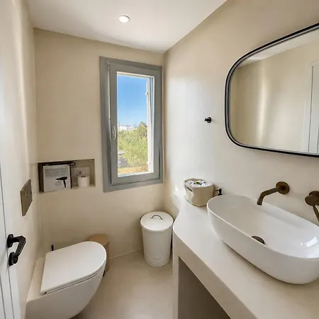 Spacious Cycladic House Near Logaras Piso Livadi
