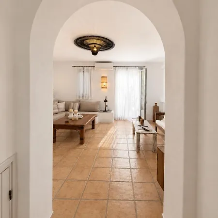 Dom wakacyjny Spacious Cycladic House Near Logaras *