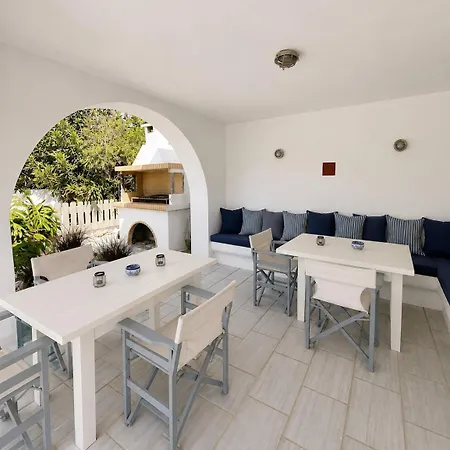 Spacious Cycladic House Near Logaras *
