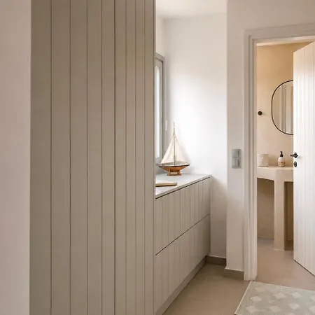 Spacious Cycladic House Near Logaras *